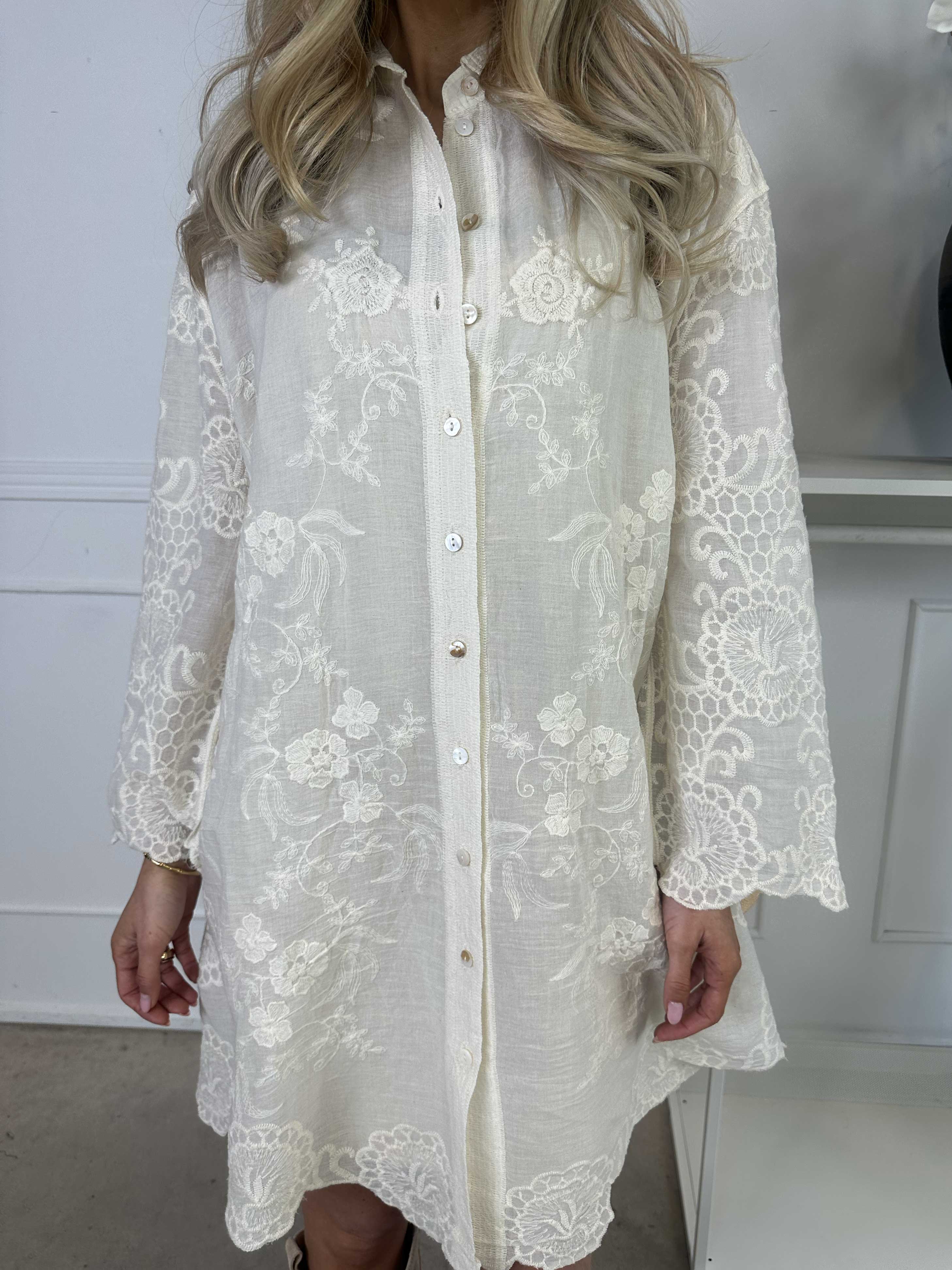 Cynthia - Söt bomullsskjorta med fint broderi